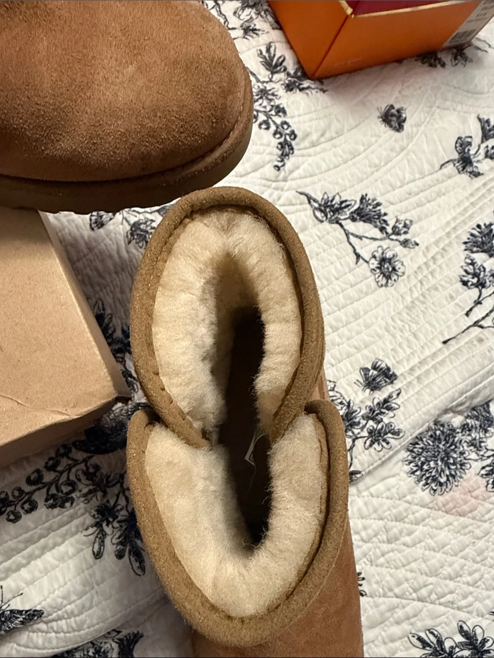 UGG Kristin Size 5 chestnut treadlite